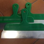 RASCHIETTO PER PULIZIA VOLIERE DA 30CM CON MANICO IN PLASTICA